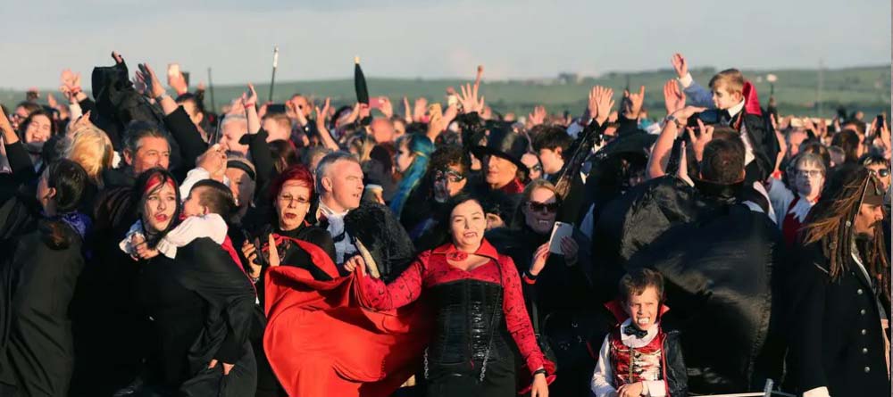 Mais de 3000 pessoas celebram o World Dracula Day, Whitby Inglaterra 